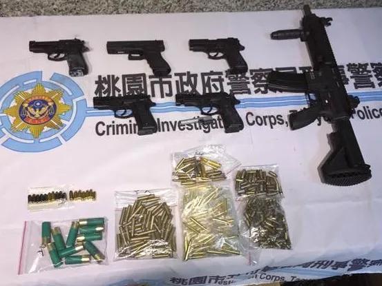 台湾桃园市一名绰号“大师”的男子因改装模型枪发射真弹而被捕。五支手枪、一支突击步