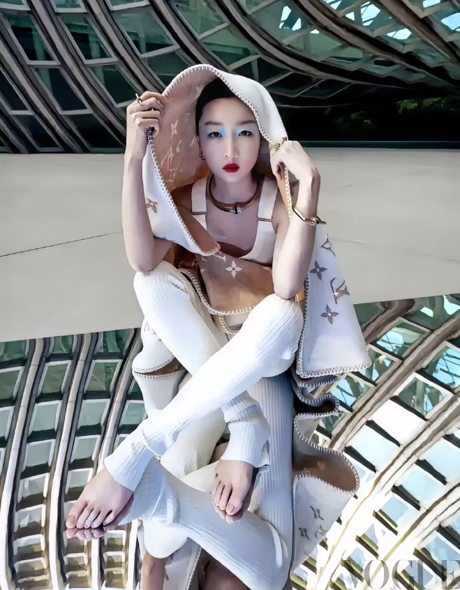周冬雨，162cm，高级感的美，脚趾头也很美