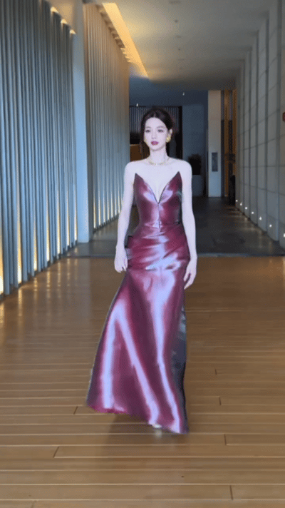 陈梦辰这一下摔都是真疼啊！沈梦辰穿着漂亮的礼服，刚开始还是走得很好看的，她自己