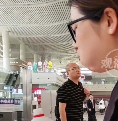 4月14日，江西南昌火车站发生一起令人啼笑皆非的事件。一名女子携带两瓶52度50