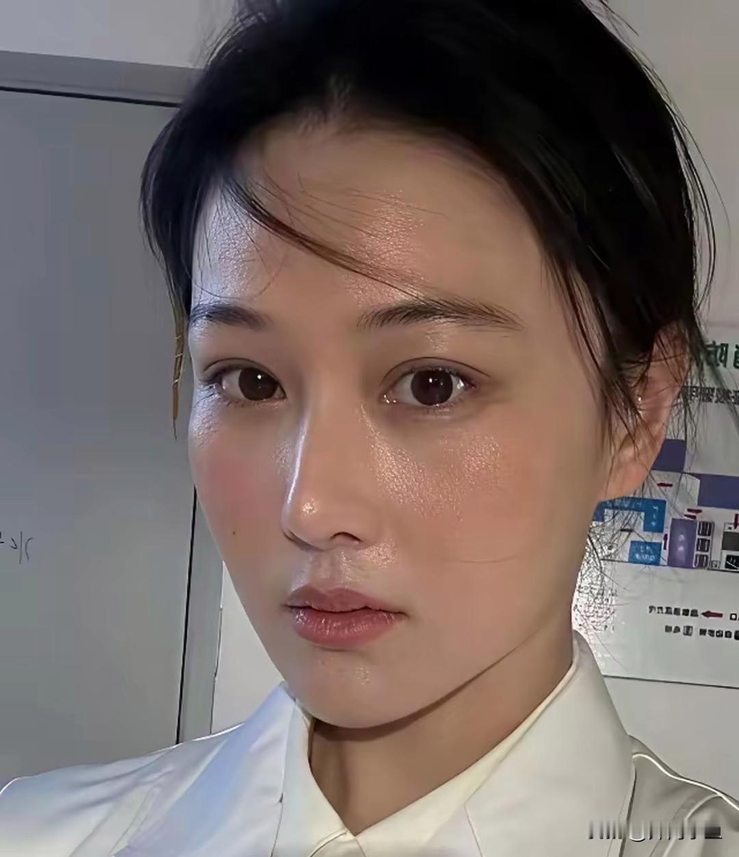 张馨予原相机素颜直出！完全卸下精致妆容，皮肤带着自然的油光，没有磨皮修饰，面