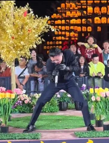 郭有才空降青州古城！郭有才到青州古城开启直播演唱，青州古城内开启了不夜城，迎接五