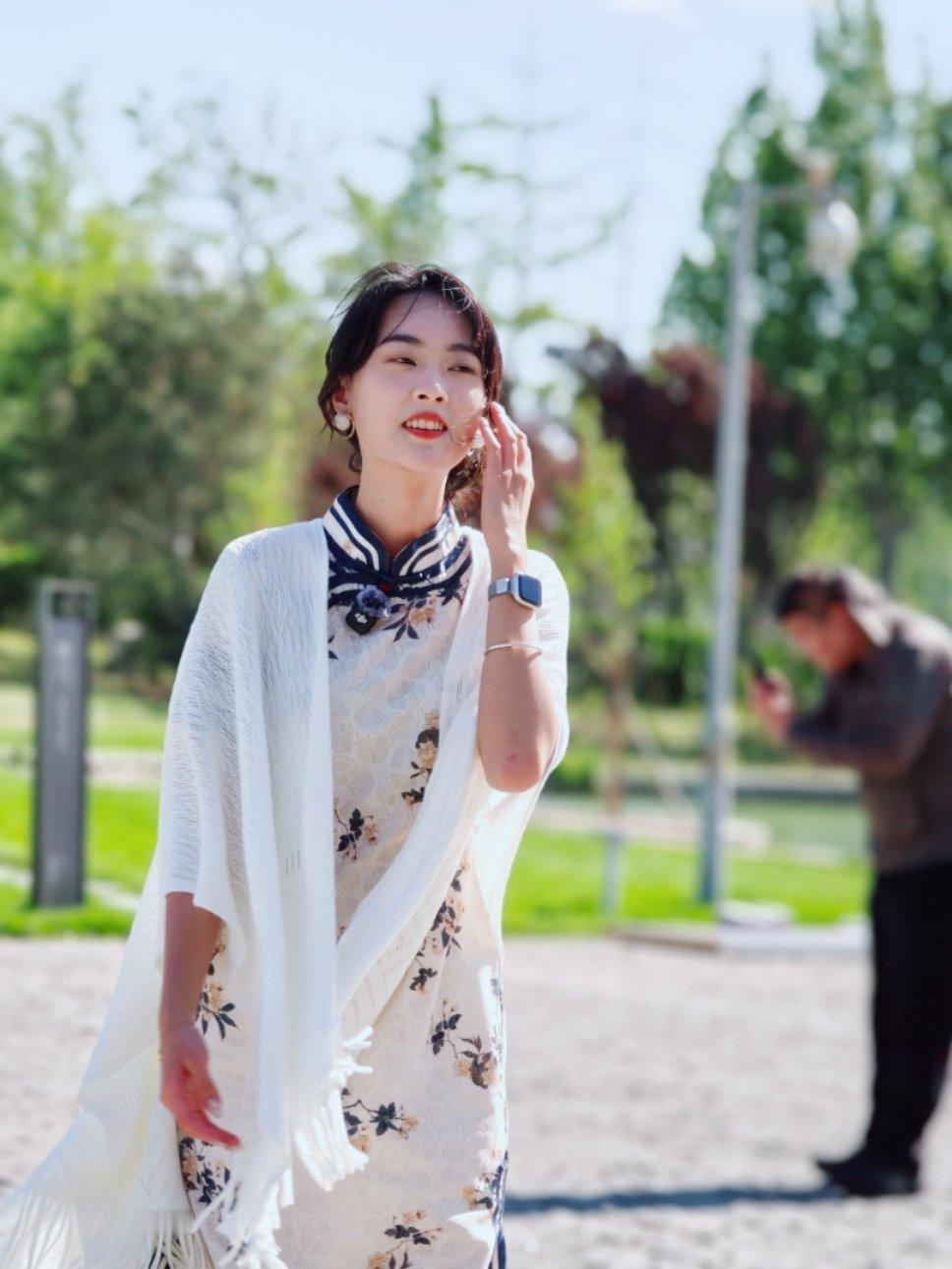 回复下图4比亚迪大唐的前备箱特别大塞行李箱和婴儿车都没问题敲击电动开启后备厢盖板