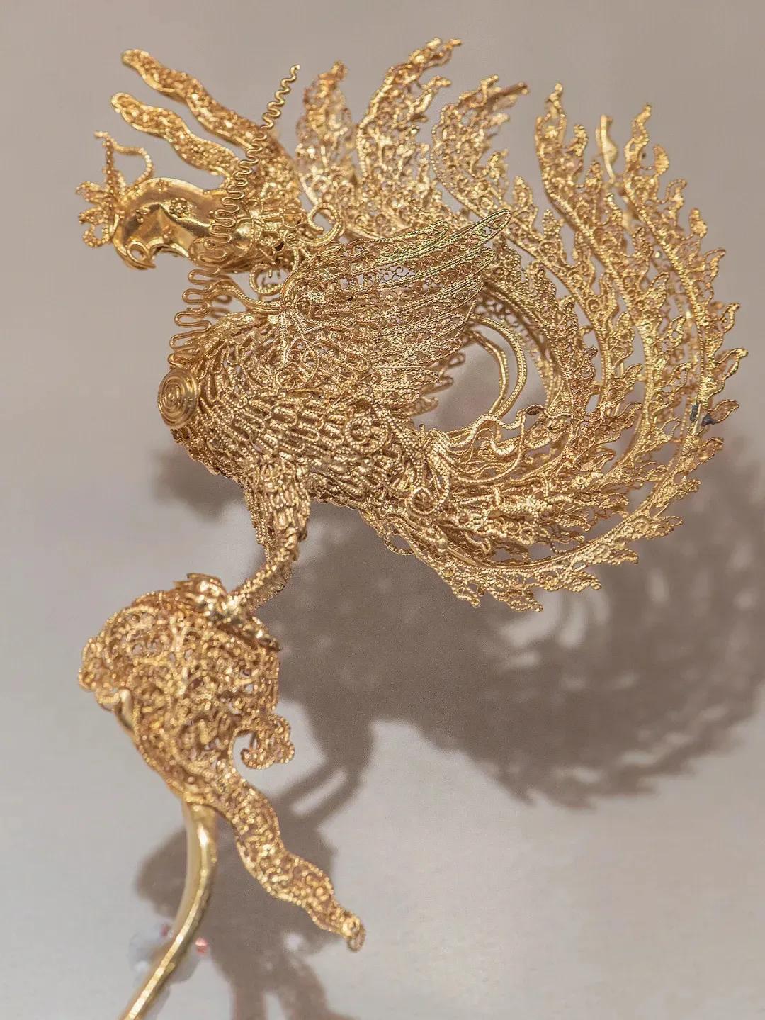 1970年，江西抚州一农民，带妻子参观江西博物馆，妻子见到一对金凤钗精致大气，便