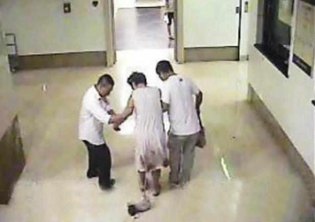 她还没进产房, 孩子在走廊就出生, 护士见到宝宝不敢相信