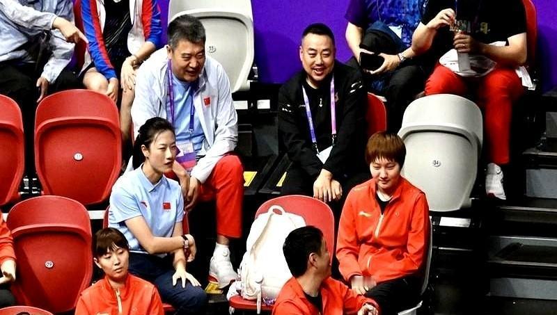 国乒教练不吼了？王励勤盯着平板的样子，藏着比刘国梁时代更狠的赢球密码德班