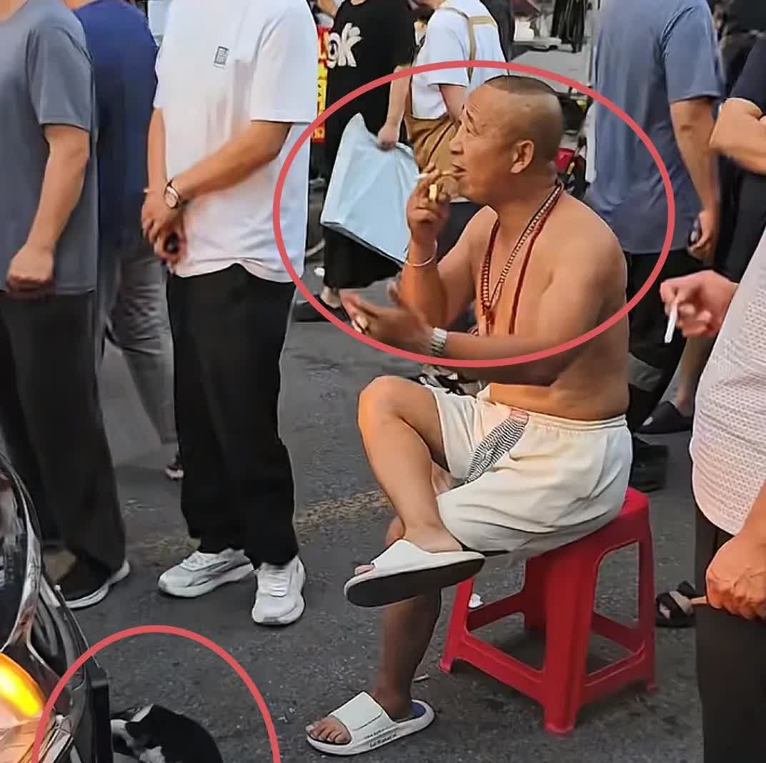 终于看到一个超正直的交警了！男子在街上遛狗不栓绳，也没有狗证，中途不小心被路