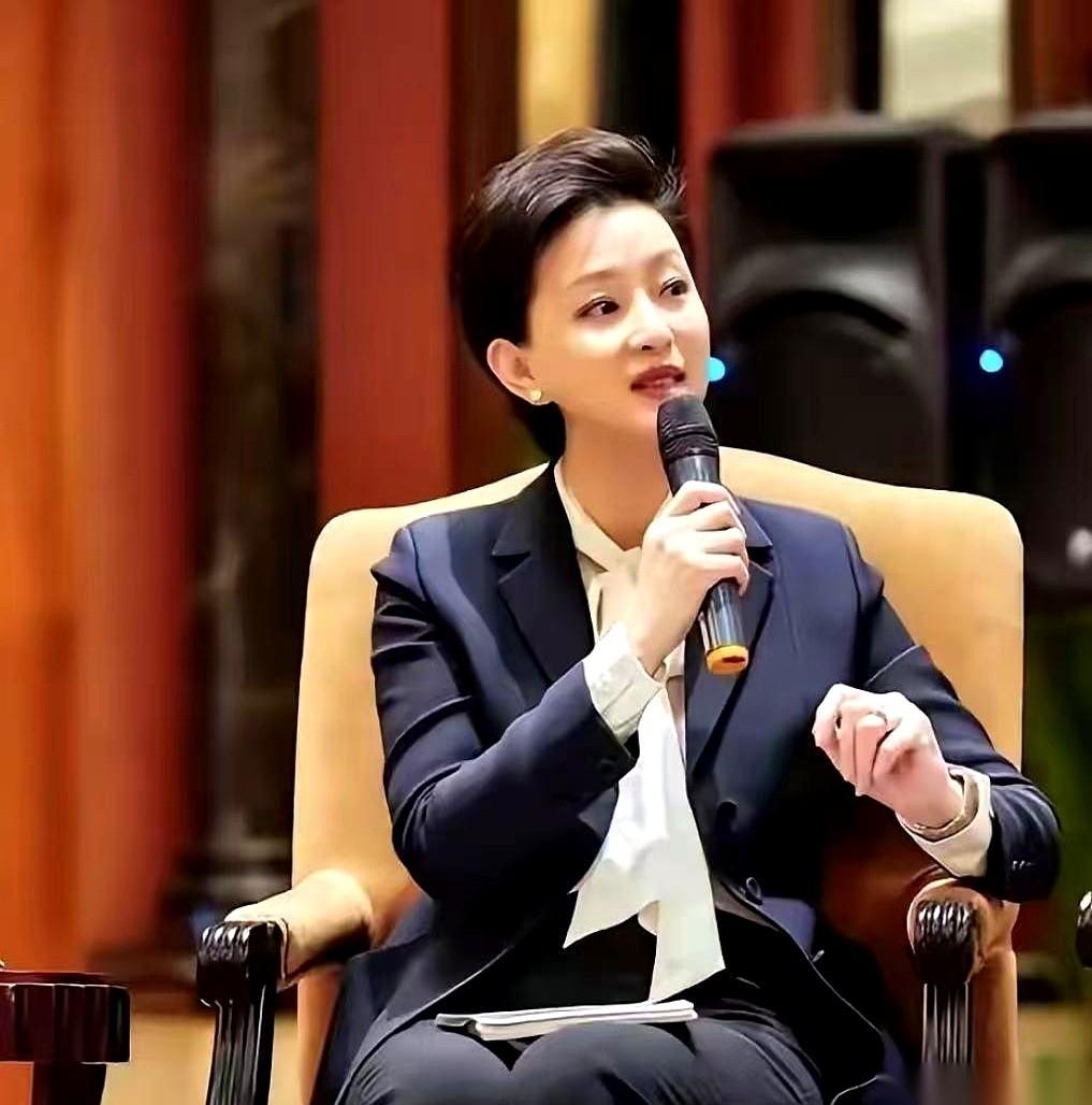 杨澜大概也想不到，他的前夫张一兵，是这么体面又低调的男人。两人离婚后，他就与杨澜