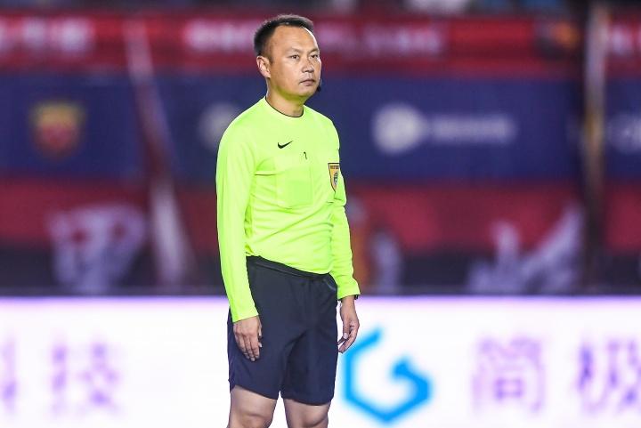 成都蓉城不要管哪个裁判执法本轮蓉城对北京国安的比赛！不要把注意力耗在这些没必要的