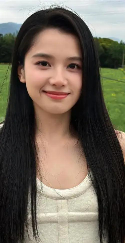 张婧仪在《藏海传》饰演女主，对她到底美不美的评论太多了！有人说她太美了，艺考时的