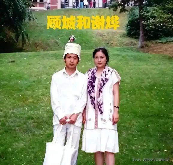 1993年10月8日，住在国外孤岛，被两女共侍的诗人顾城自杀，自杀前亲手用斧头砍