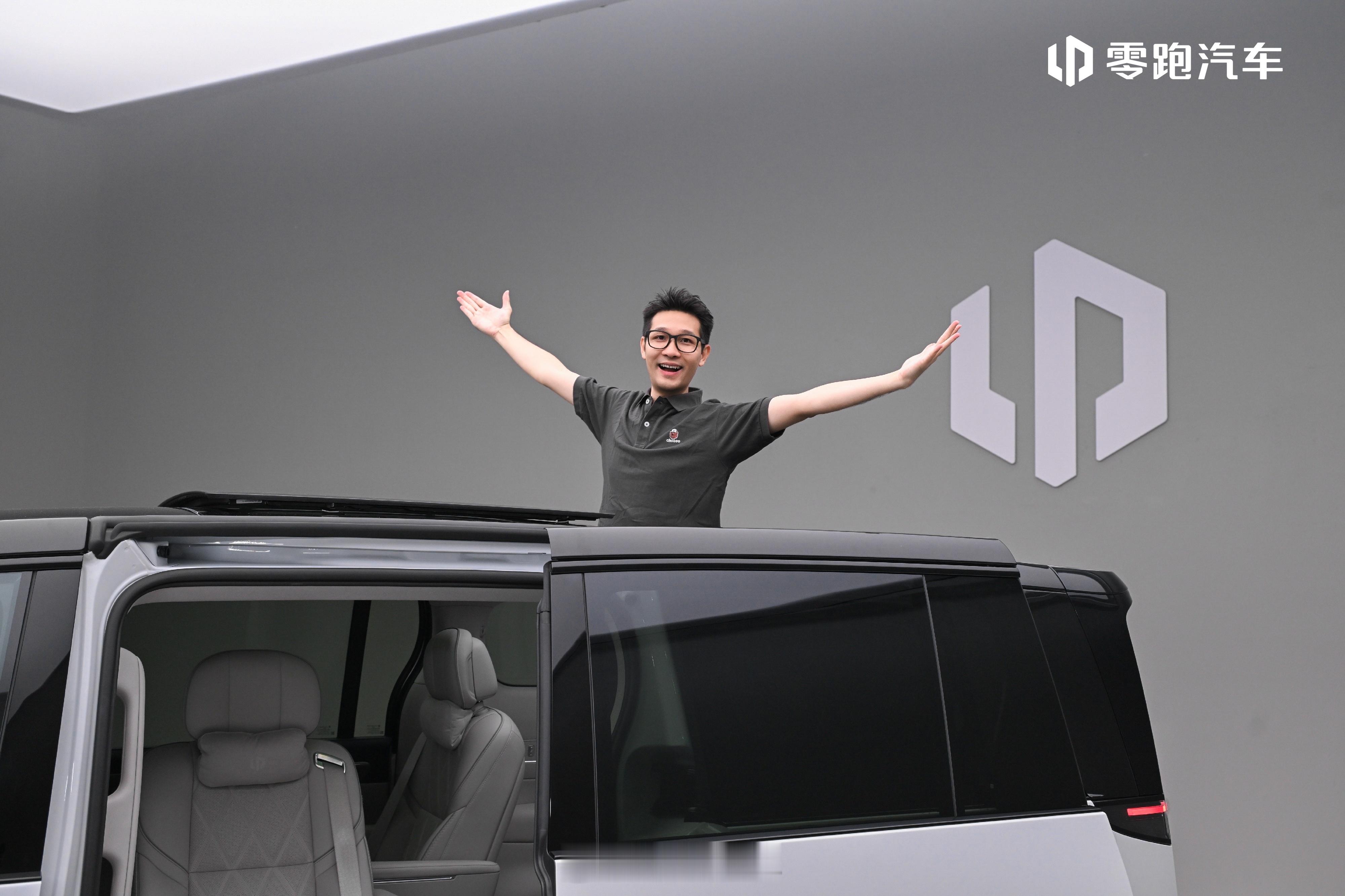 百变MPV空间独一份原生车规级悬浮大桌板大天窗秒变“敞篷MPV”这个9系旗舰MP