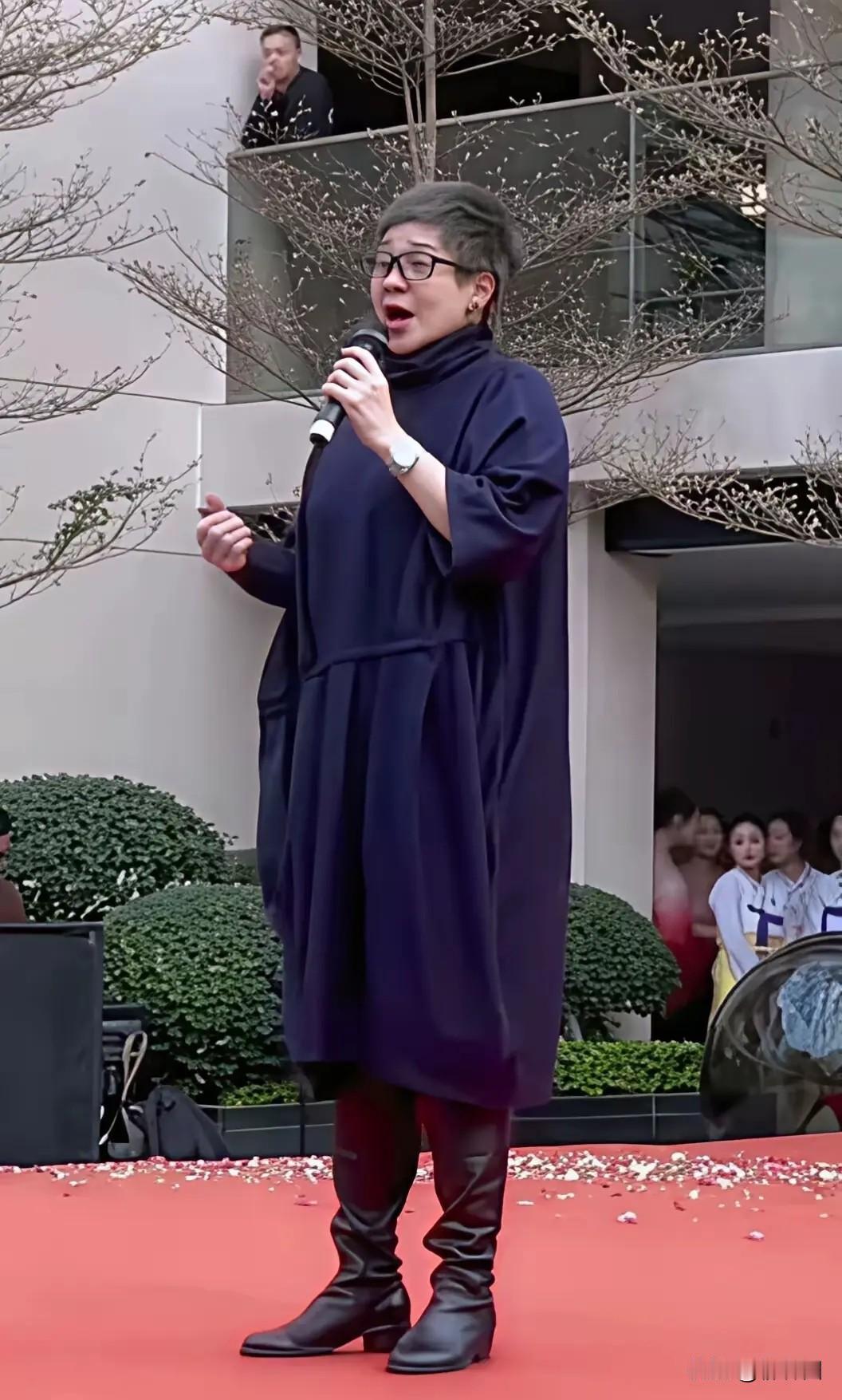 “大人物”柯以敏，沦落到只能参加一些小型的商演了，数年后再看柯以敏，印证了那句: