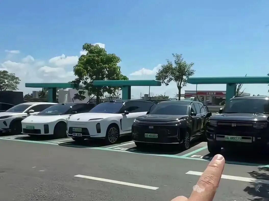 比亚迪闪充站国庆火爆，全品牌车辆均可补能国庆长假期间，比亚迪闪充站点迎来客流高峰，充电站如同新能源车