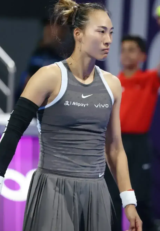 郑钦文的审美从来就不在球迷的心坎上，WTA1000北美阳光双赛前，终于把那件灰不