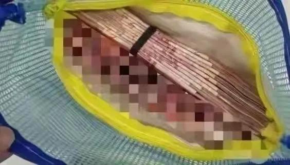 杭州，17岁女生在公厕发现一个文件袋，打开后大吃一惊，里面居然有大量现金！但小姑