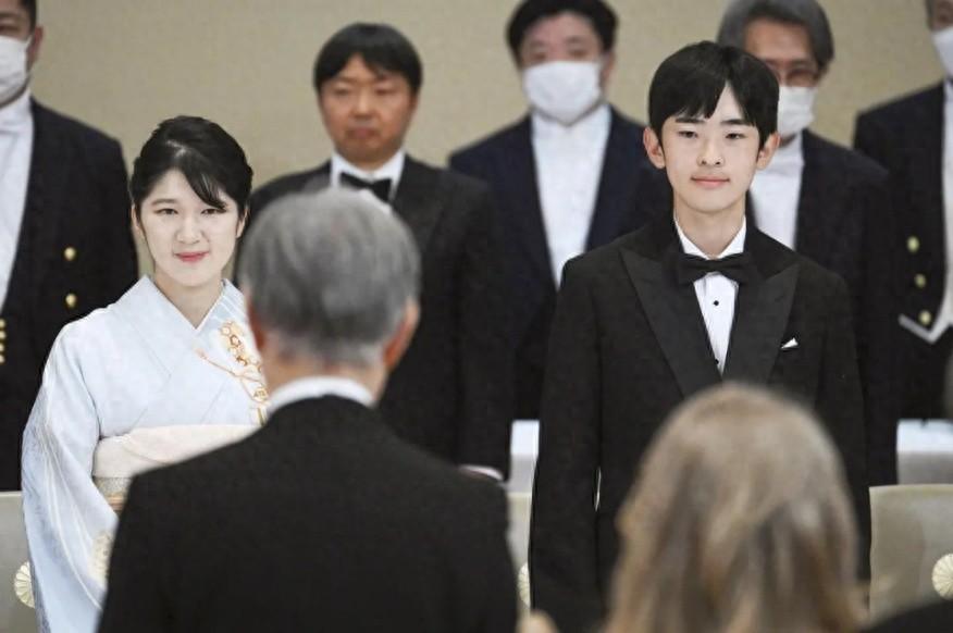 德仁天皇和雅子王后，在比利时国王面前，显得小鸟依人。他的女儿爱子公主和侄子悠