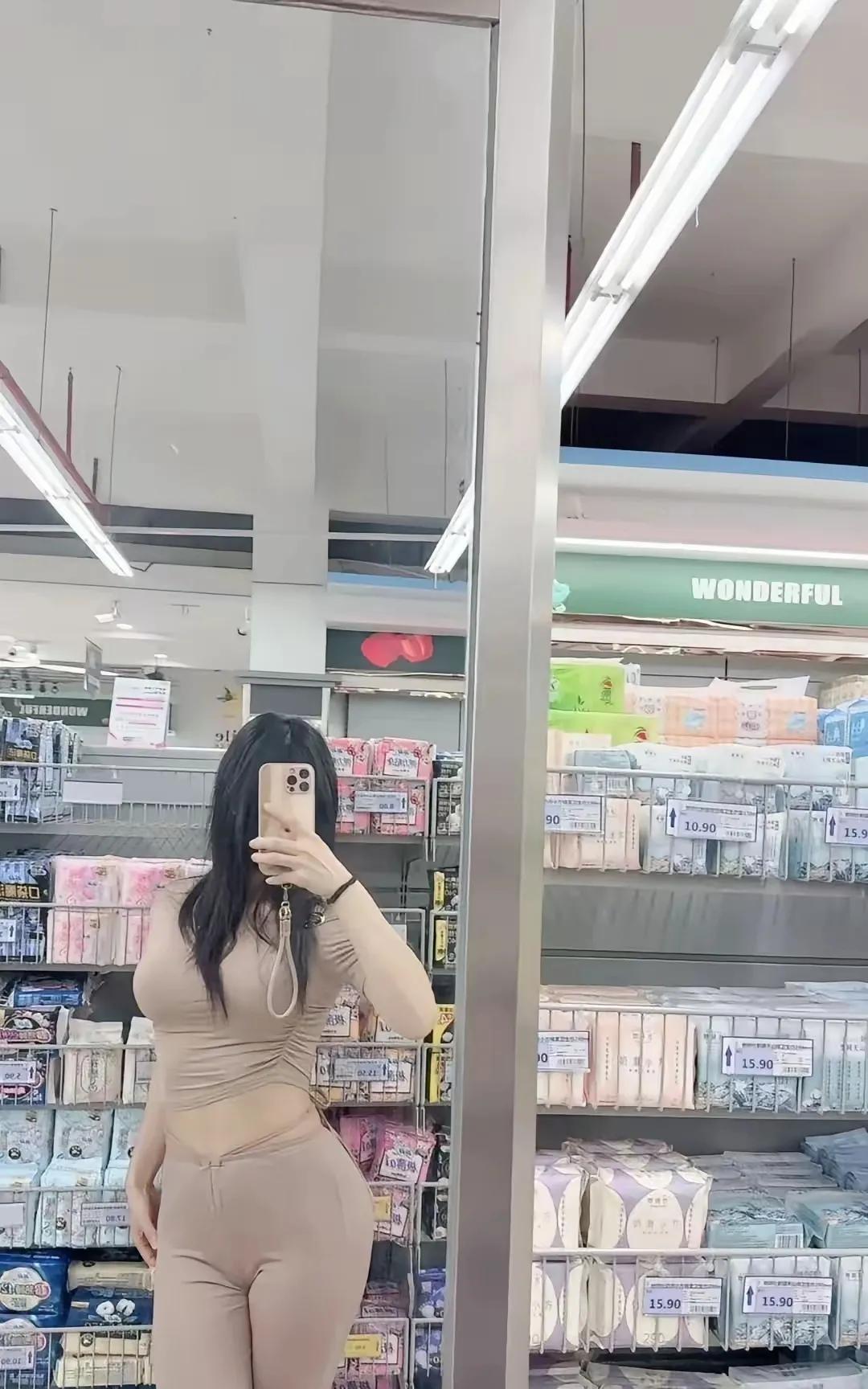 超市偶遇“人间辣妹”？原来日常也能这么穿！在超市货架间撞见这幕，直接看呆了！