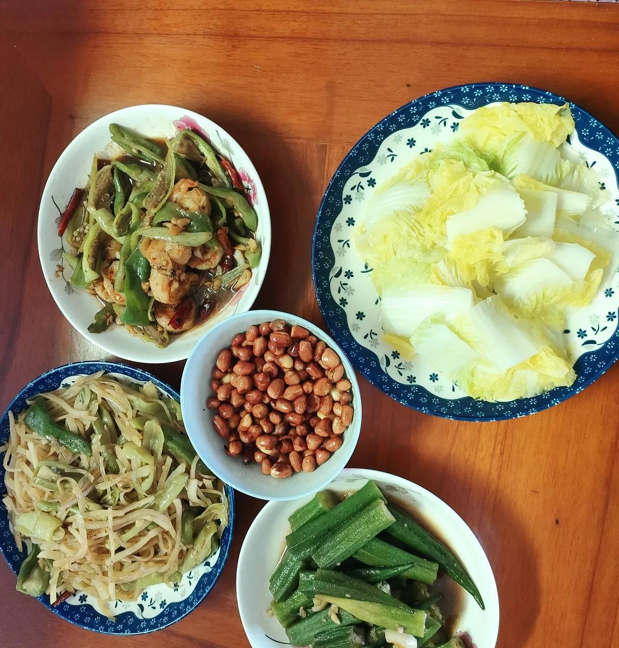 这是我们一家五口人的午餐，居然被公公嫌弃，他说一天天就吃这些菜，没有一盘是人吃的