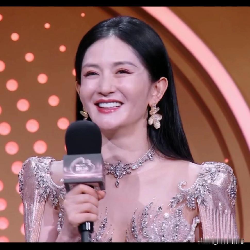 谢娜在微博之夜太能抢风头了，难怪之前都不敢请她来，邓超好歹还能和蓝羽搭上，她是逮