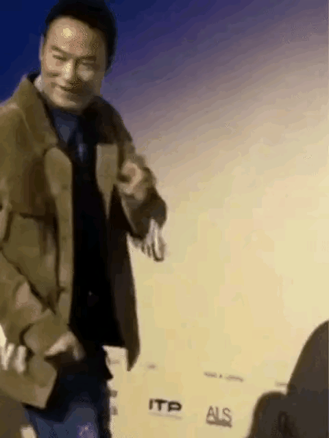 这招懒驴打滚的确是刻在骨子里了，任达华也是七十多岁的人了，猝不及防的一个趔趄，倒