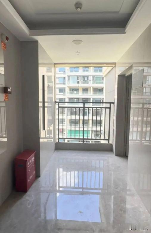 福建福州，自媒体美女小丁，在网上分享了一段新家装修的视频，引发全网热议！这事为什