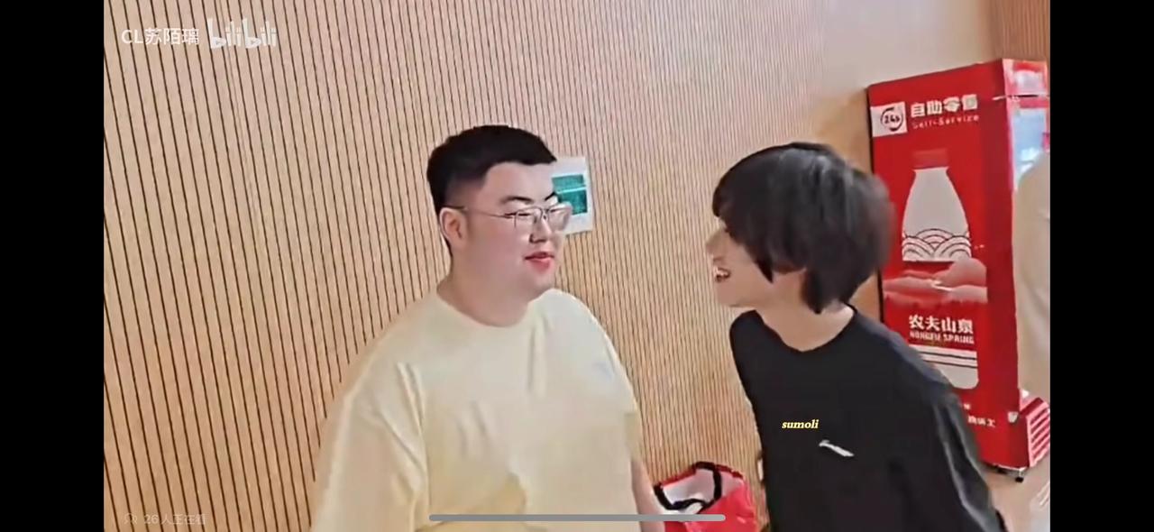 TTG小胖实锤了小胖在刷手机，清融跑过来问小胖你怎么去了TTG了啊，清融不知