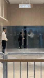 黄景瑜这双开门的身材，根本就不需要保镖，旁边的保镖都还没他壮