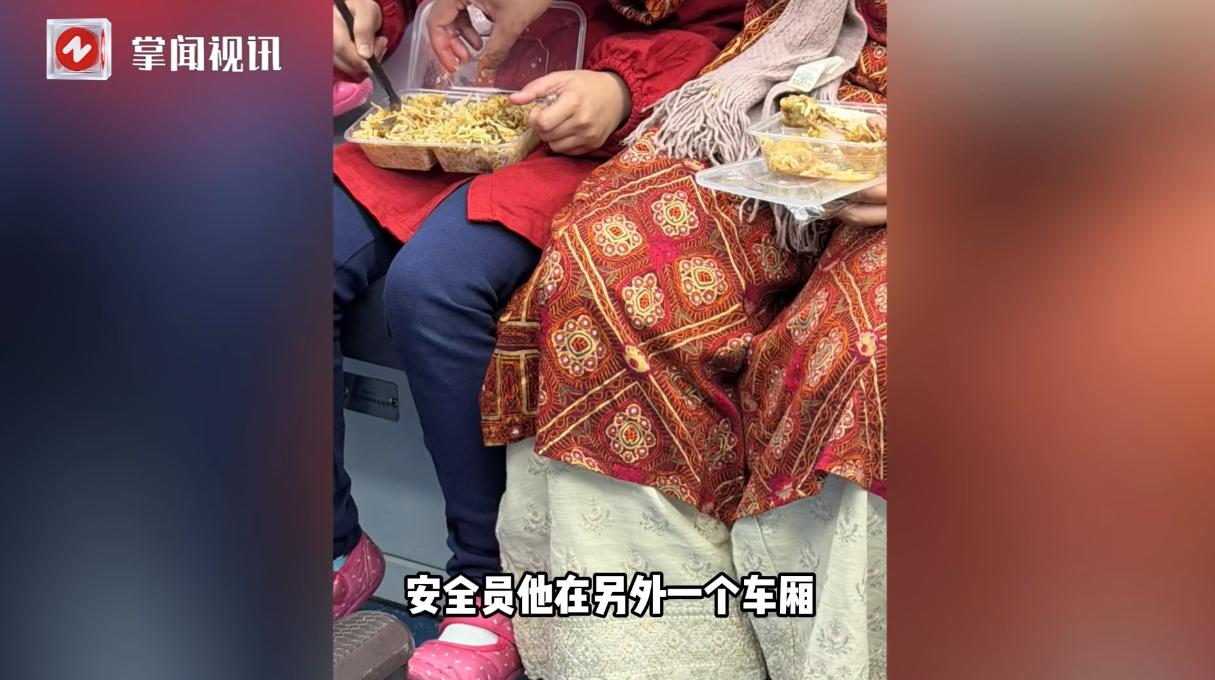 10月27日广东深圳，两位印度人在地铁上趁着巡查员不在时，竟掏出了两份手抓饭，然