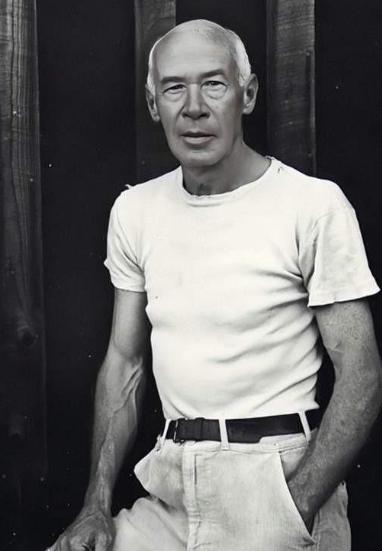 一位足浴老阿姨说：“有一些男人总是对我动手动脚的，不过我不在乎，也不会愠怒。我做