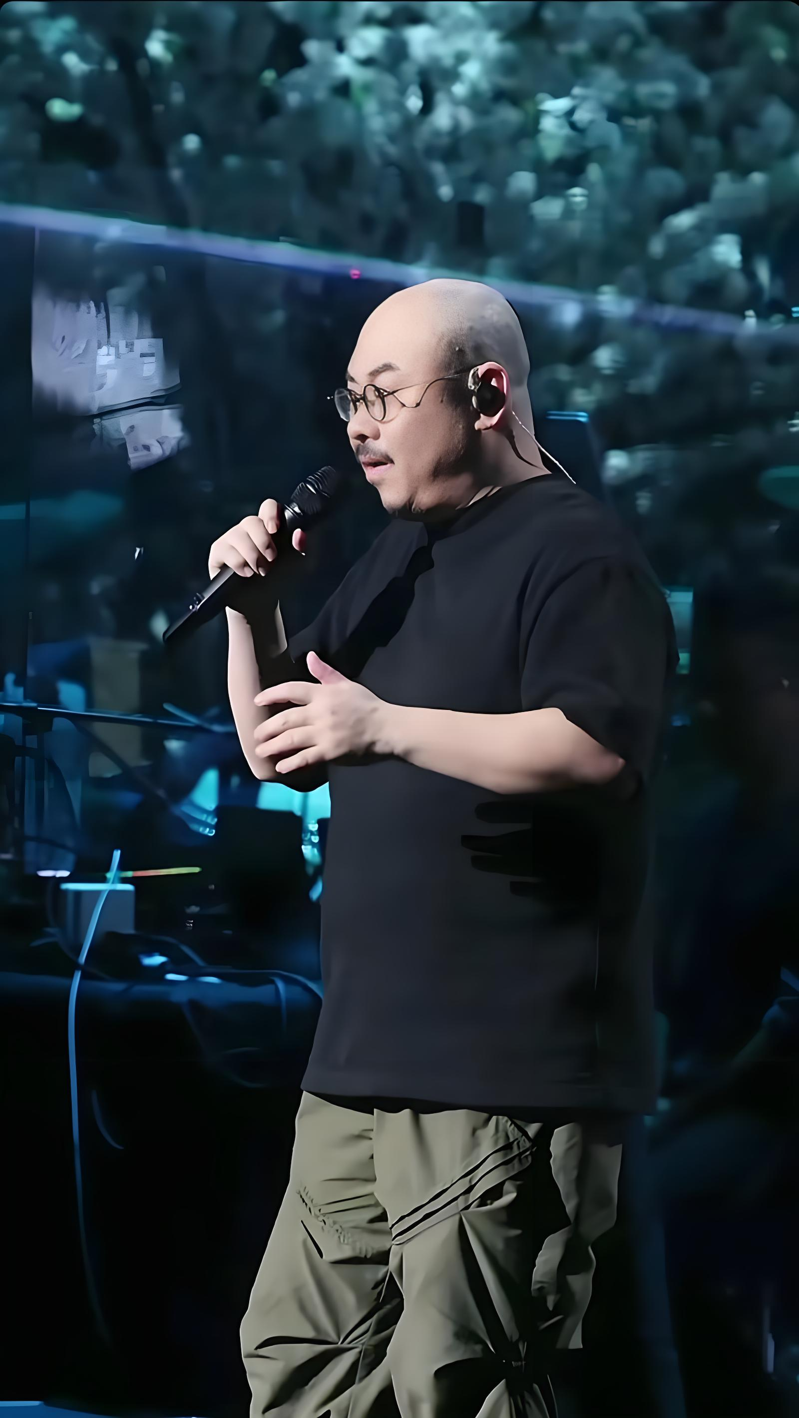 刀郎演唱会停不下来，不是因为要赚钱，也不是为了粉丝，而是官方抢人。刀郎