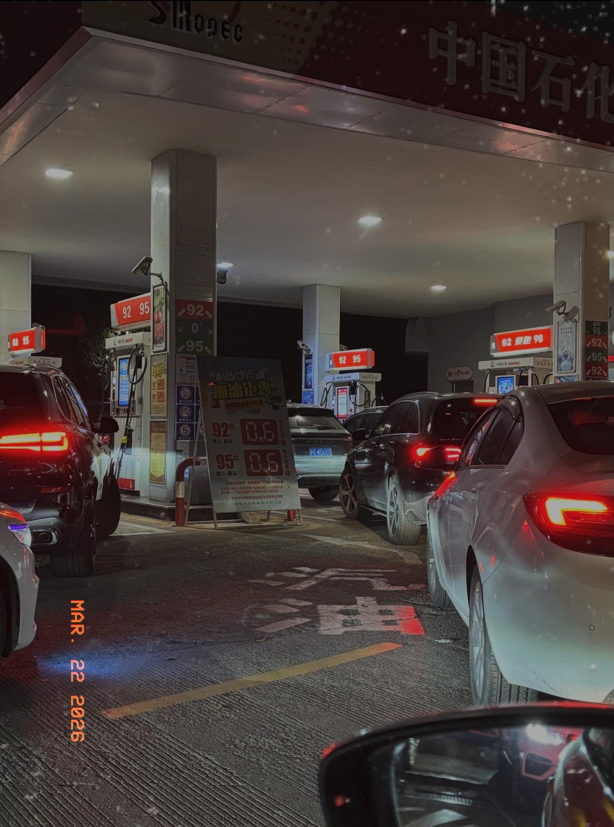 明天又要涨价了，今晚赶紧来加油站排队，结果排了快半小时还没轮到我……前面