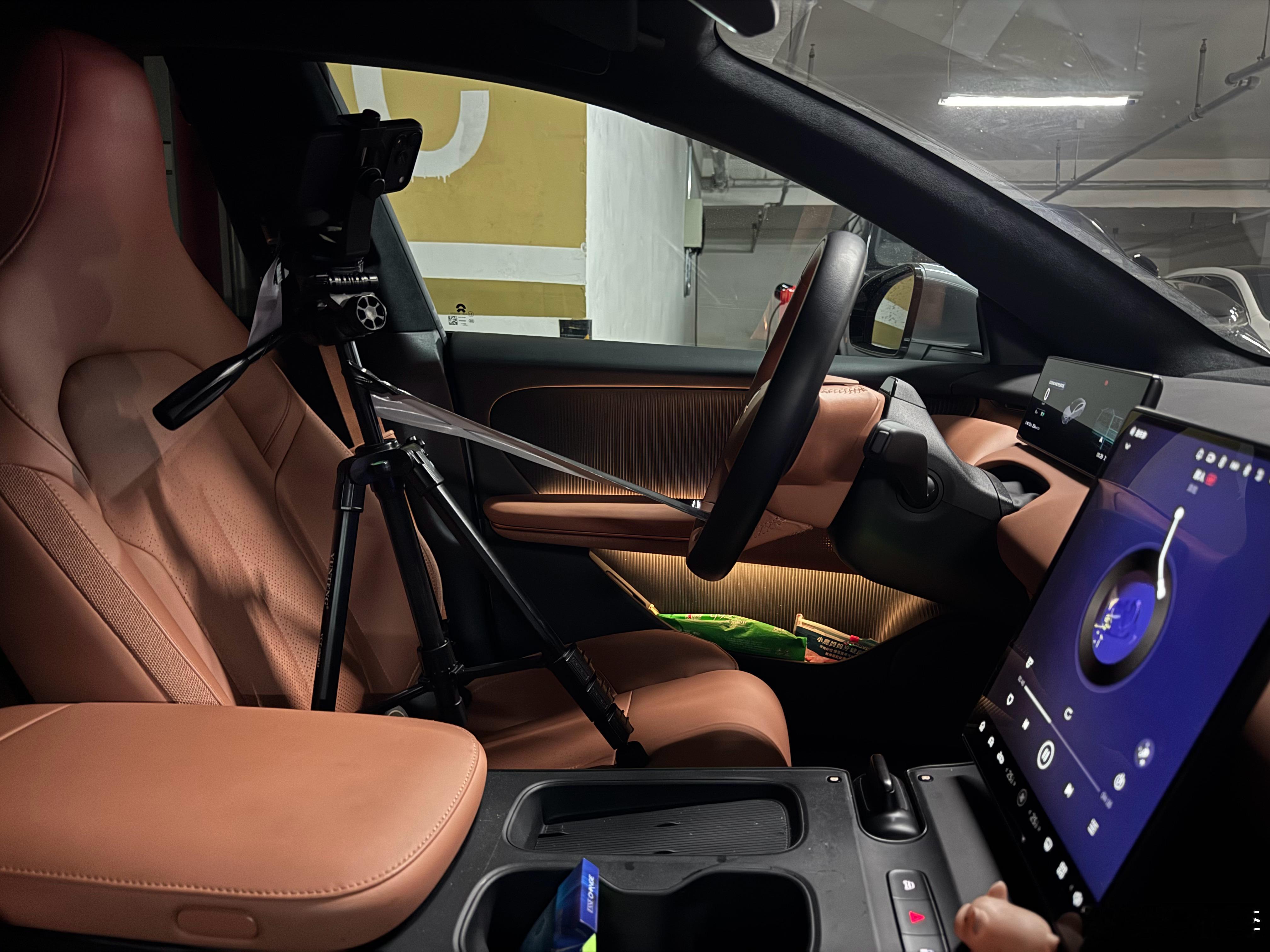 午夜博主上班了[捂脸哭]明早约了个蔚来ET5音响升级，更换前门的喇叭单元和低