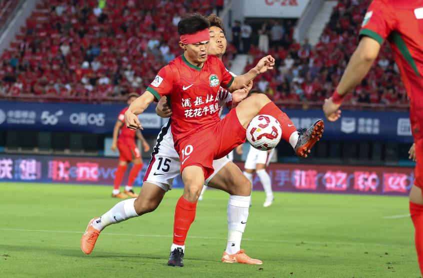 河南球迷祝福小黄一切顺利！多方消息证实，河南队黄紫昌加盟云南玉昆，双方已经签