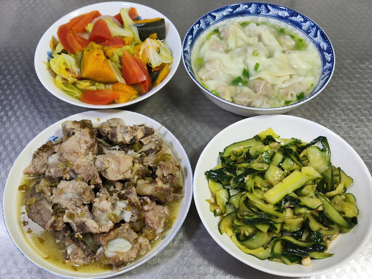 六月十日午餐分享，我烹制了两菜一汤一主食。有酸菜烧排骨，肉质软烂入味，丝毫不觉油