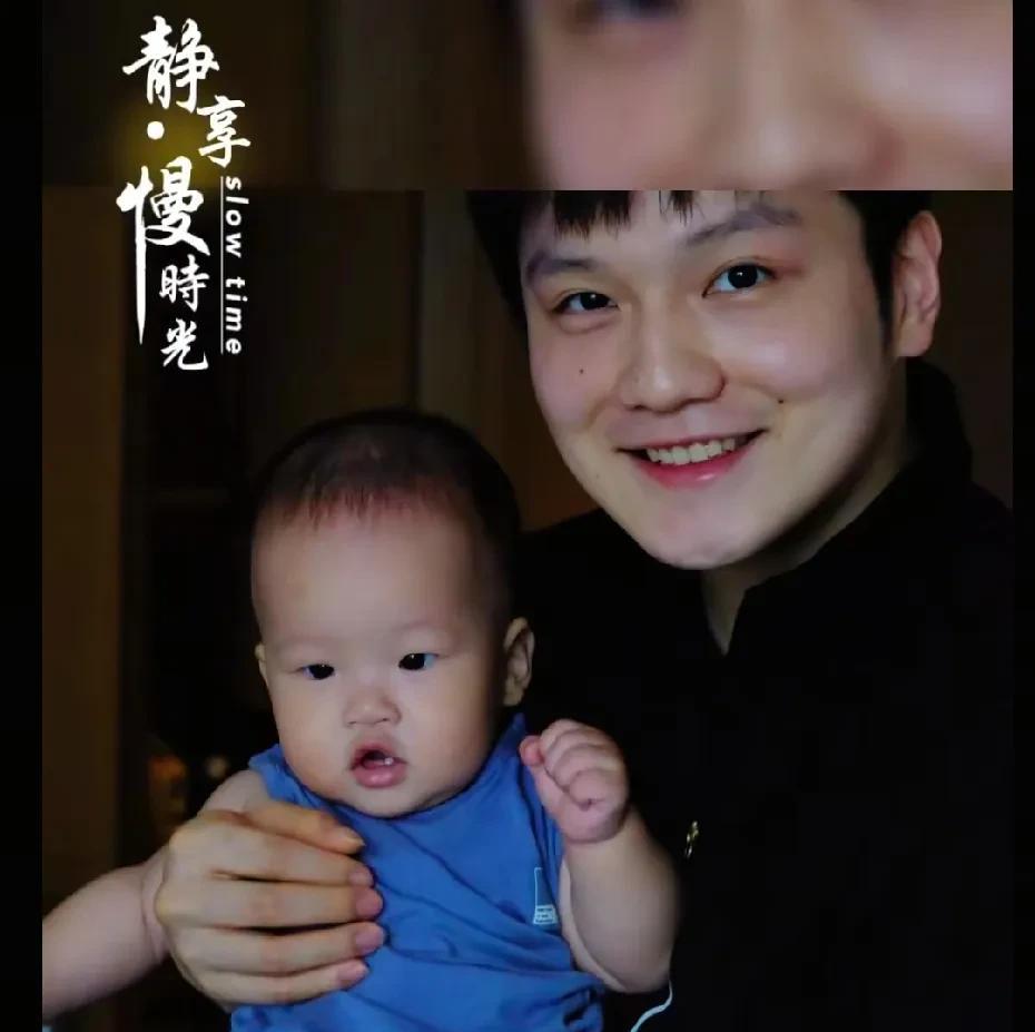 樊振东抱着孩子真是“宝宝抱宝宝”，这也太可爱了吧，干脆认东东为干爹吧。近期郑培