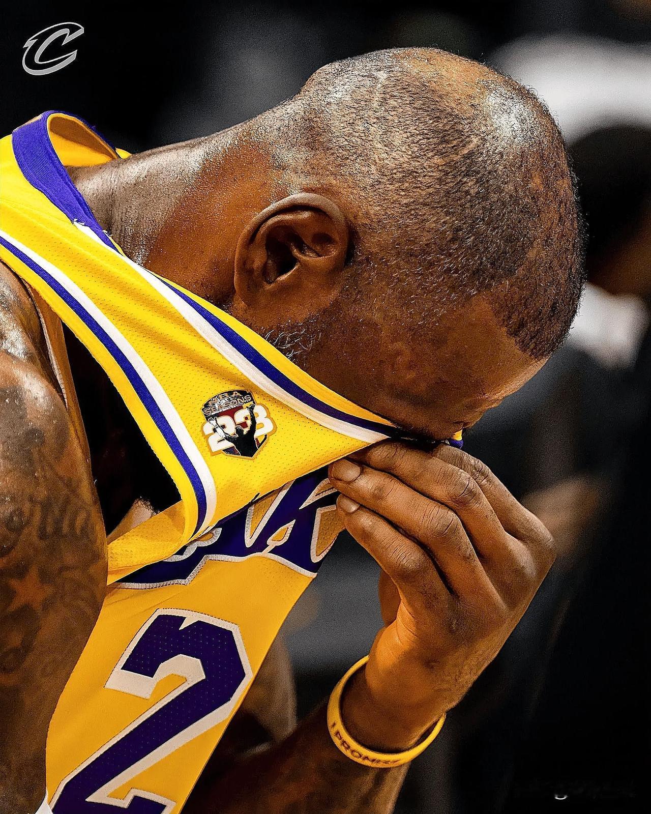 四旬老汉詹姆斯重返克利夫兰哭了！在今日湖人客场对阵骑士的首节比赛暂停期间，速