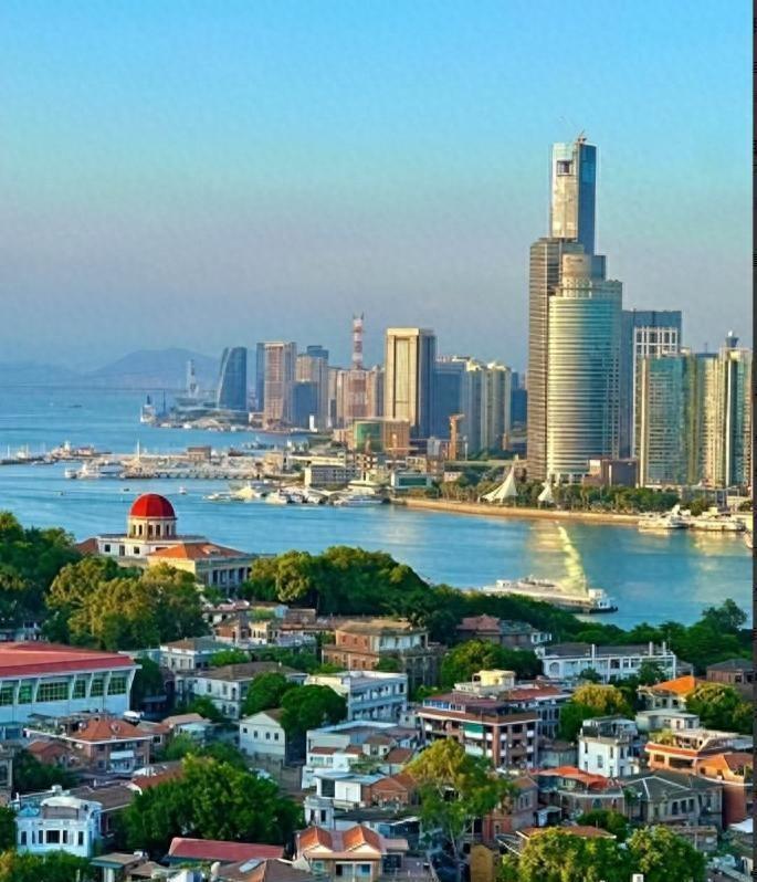 站在厦门环岛路远眺，海面上那一座座宏伟的桥塔像定海神针一样矗立着，钢结构桥身正如