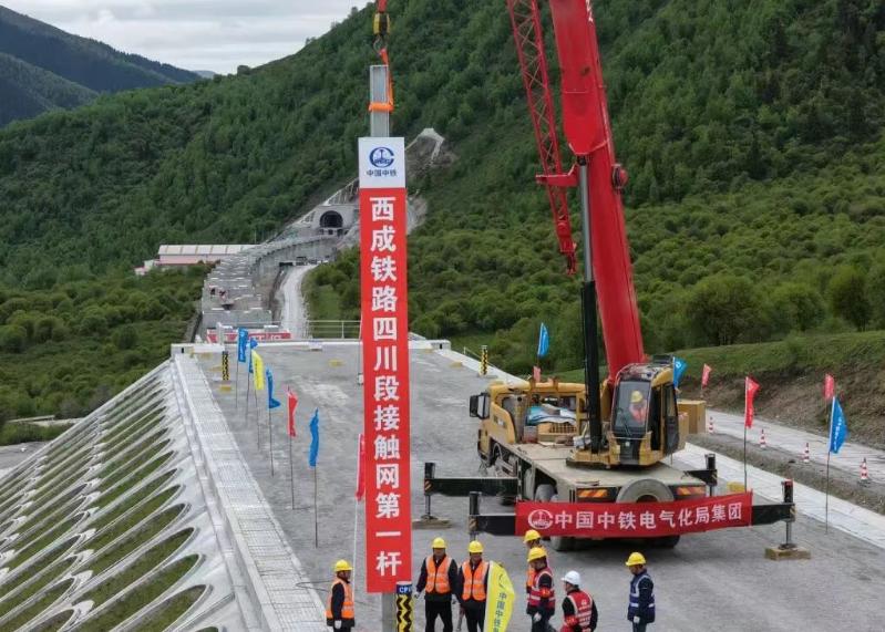 6月15日，四川省阿坝州松潘县包座隧道口，一根十几米高的高铁接触网支柱被吊车稳稳