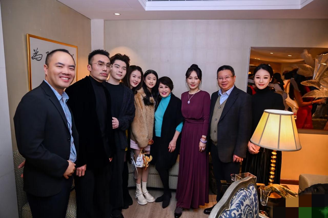 靳羽西在上海豪宅举办私人晚宴，化妆加P图仍然老态龙钟，小15岁的男友艾伦未出现，