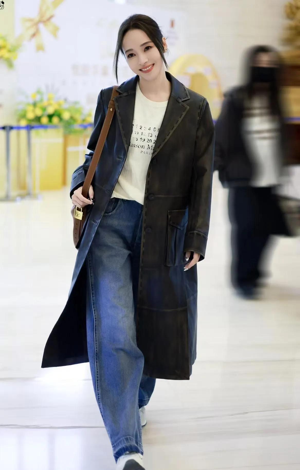 侯佩岑的松弛感穿搭，我直接抄作业了✨长款做旧皮大衣+字母白T+阔腿牛仔裤，