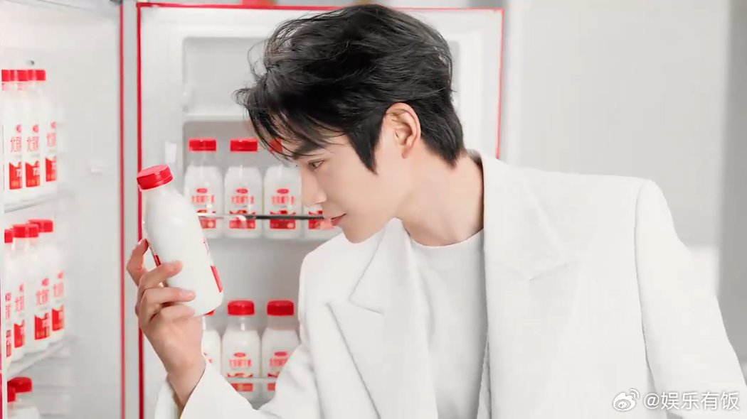 向全世界安利丁禹兮鲜牛奶刷到丁禹兮的全新短片，他穿着白衣服拿着牛奶的样子，配上温