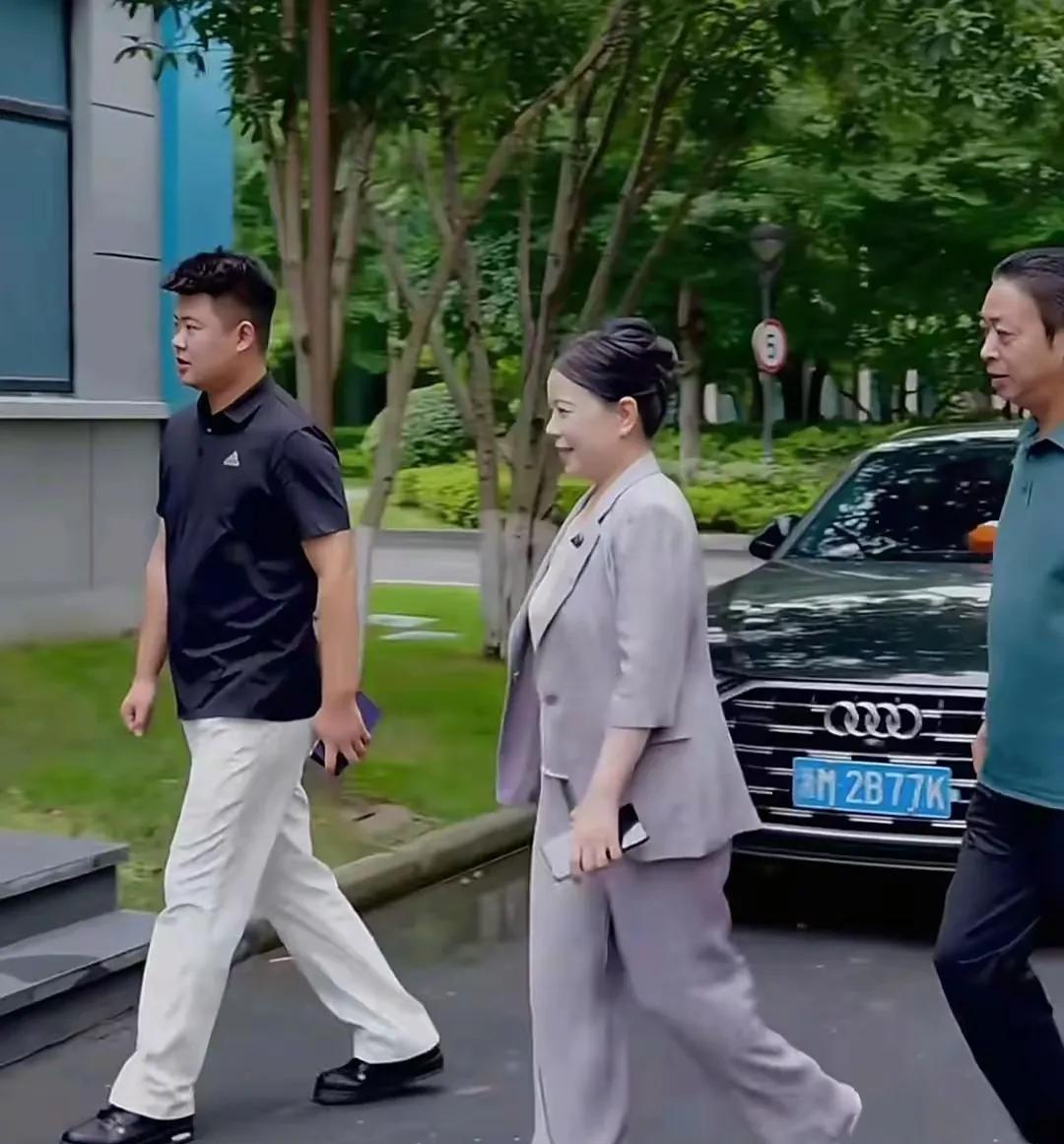三拒绝后谁炒作谁是受害者一目了然，会议中的细节被哪一家人津津乐道？哪一家人对此守