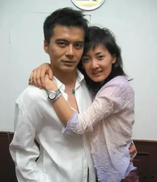 和许亚军一起拍照的女明星看着很眼熟，她的颜值跟年轻时候的何晴一样美，都是90年代