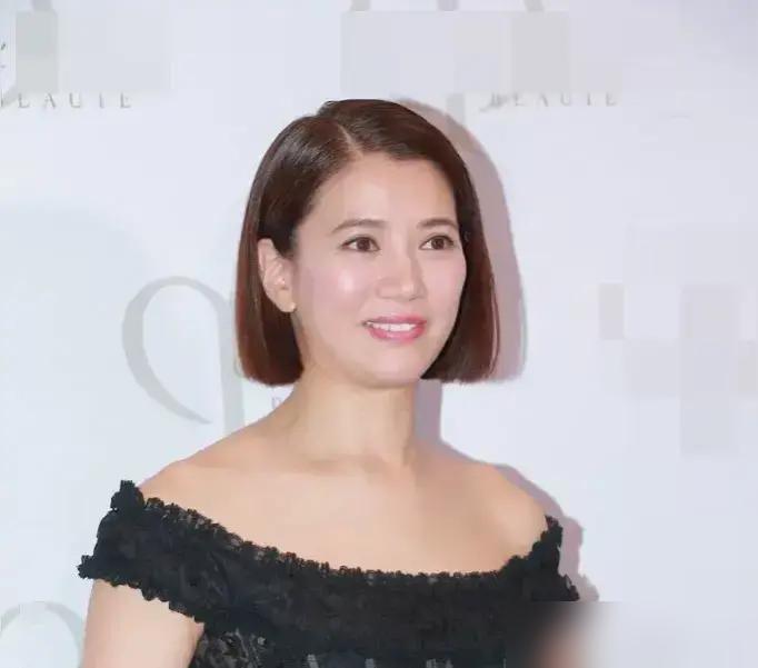 别再吹郭富城63公斤的自律了。他连袁咏仪一个电话都扛不住。深夜一个电话打