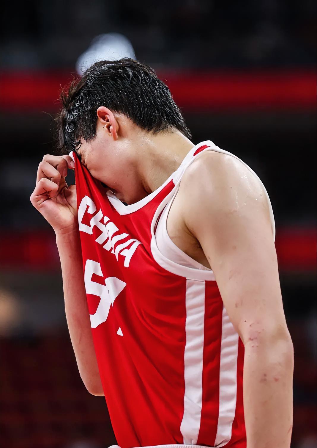 中国男协这回彻底坐不住了！随着杨瀚森重返NBA夏季联赛，我们发现了一个奇怪的现