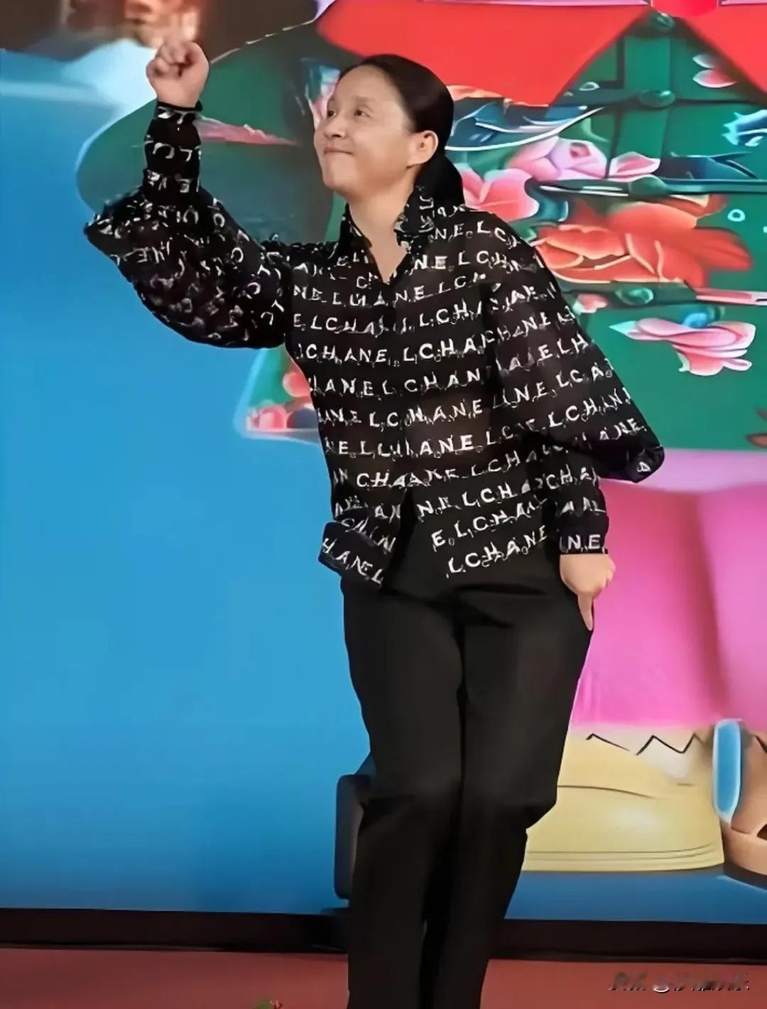 选秀教母龙丹妮，今年年会变“显眼包”！53岁的公司老板，在自家年会上连跳三支舞，