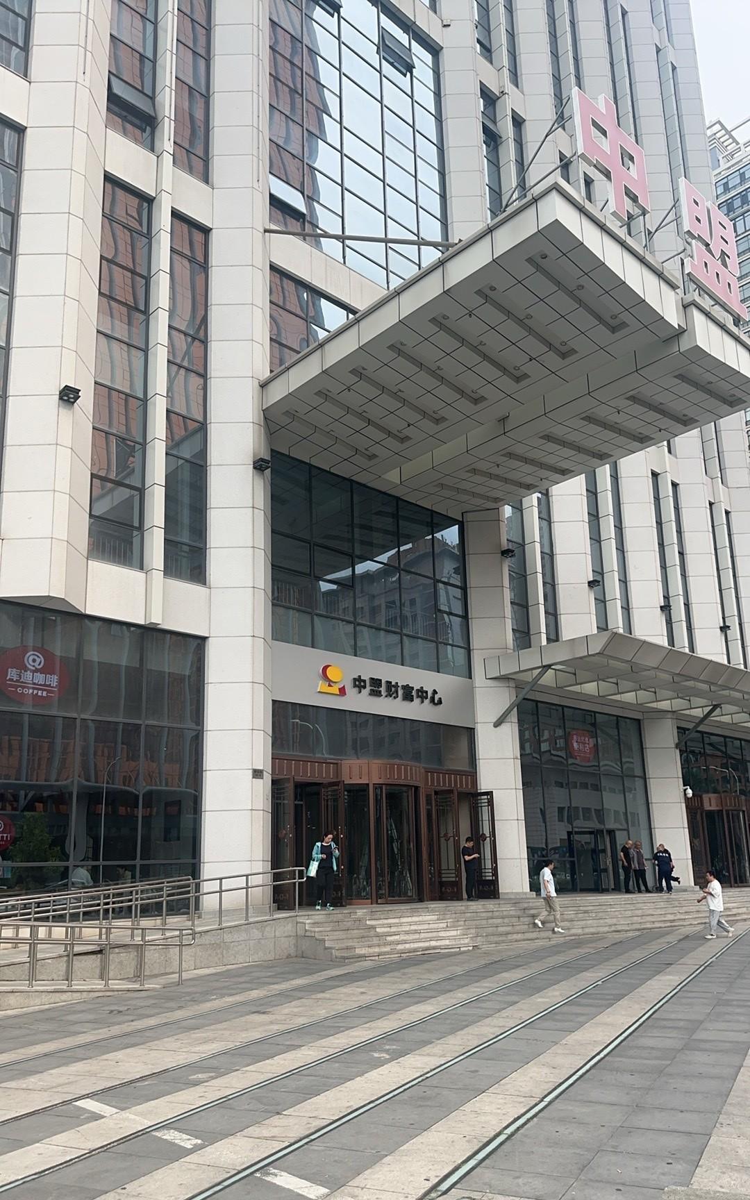 终于知道为什么火箭坚决不放小史密斯，但又非要得到杜兰特了，火箭是希望小史密斯成为