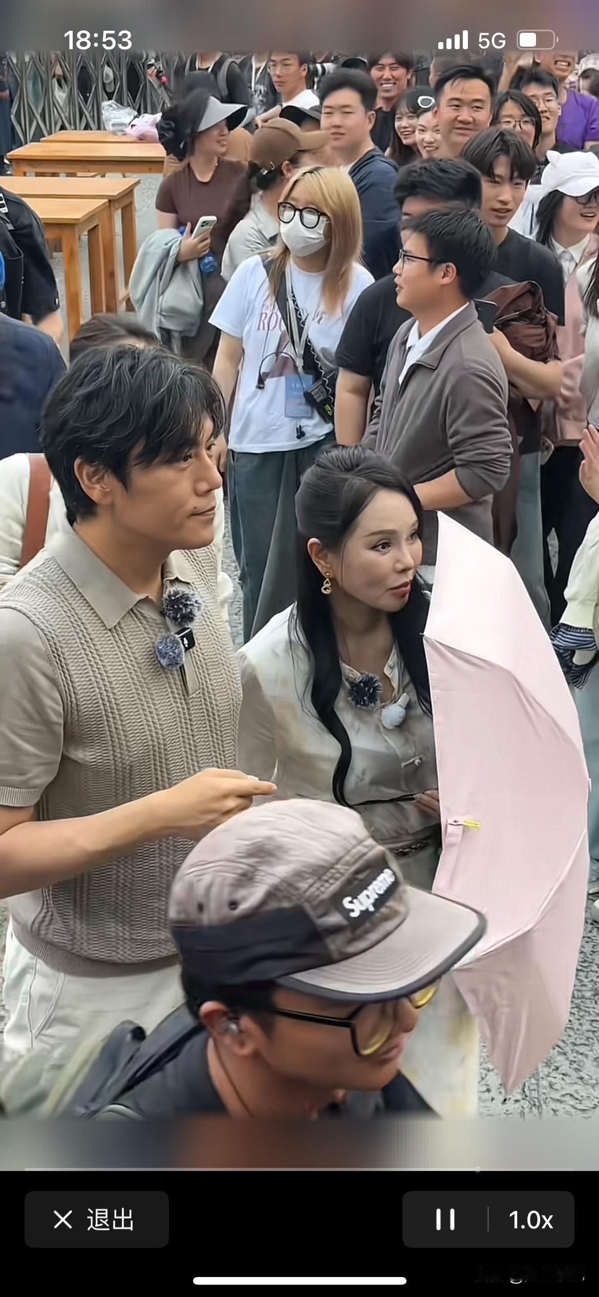 伊能静想不到也老了，天啊真不敢相信女神的脸也开始慢慢垮下来，她一直都是保持青春的