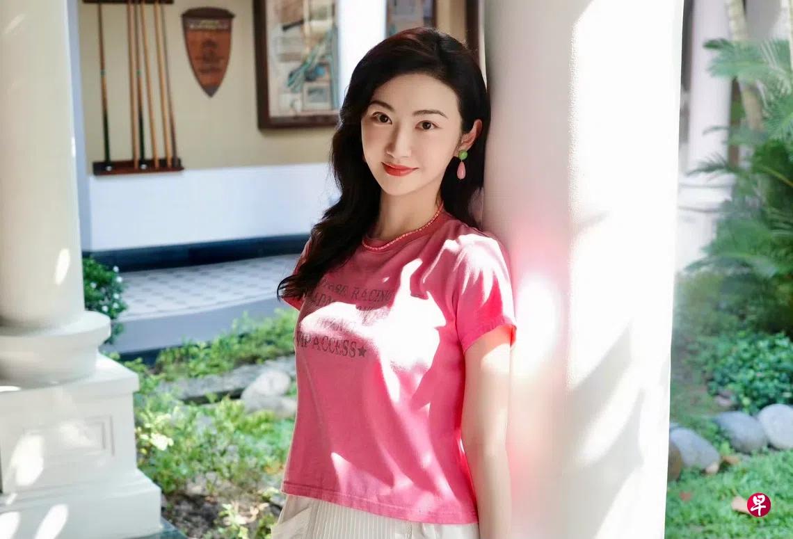 联合早报今天报道：“38岁中国女星景甜近期卷入代孕纠纷，遭90后富豪孙宇晨提告追